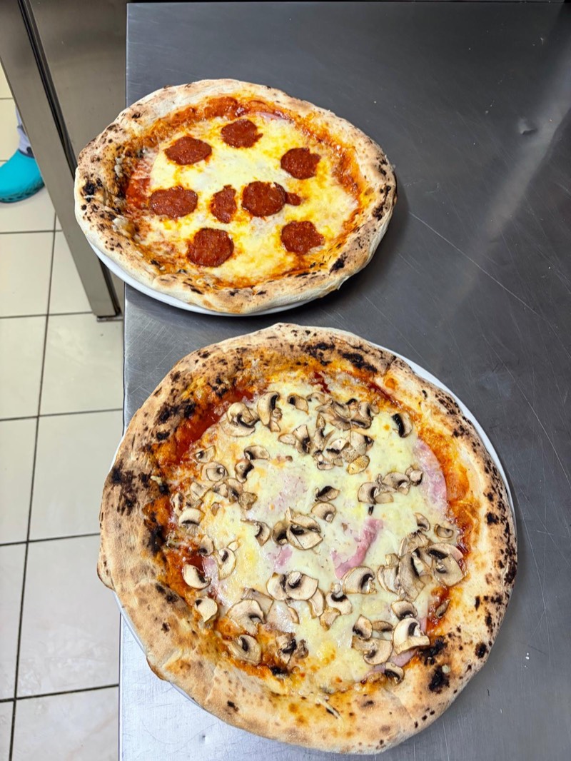 Pizza so salámou a pizza so šampiňónmi na korpuse Pizza Báza