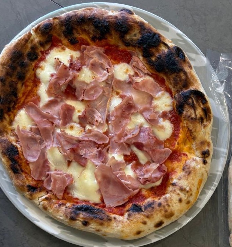 Pizza s prosciuttom pripravená na korpuse Pizza Báza